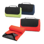 Polar fleece blanket (180 g/m²) lined with EPE, with 600D flap and carrying handle. 1450 x 1200 mm
